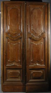 Portoncino in noce da ingresso noce massello con fronte formellato, In patina e completa di cerniere Lombardia XVII sec. Cm.100x 200